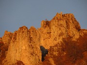 78 Uno sguardo ai roccioni da poco superati colorati di tramonto